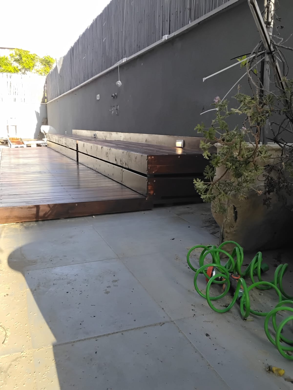 דק במרפסת משפחת כהן רעננה